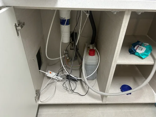 작업 중 확인한 하부장 정수필터·급배수 호스와 연결선