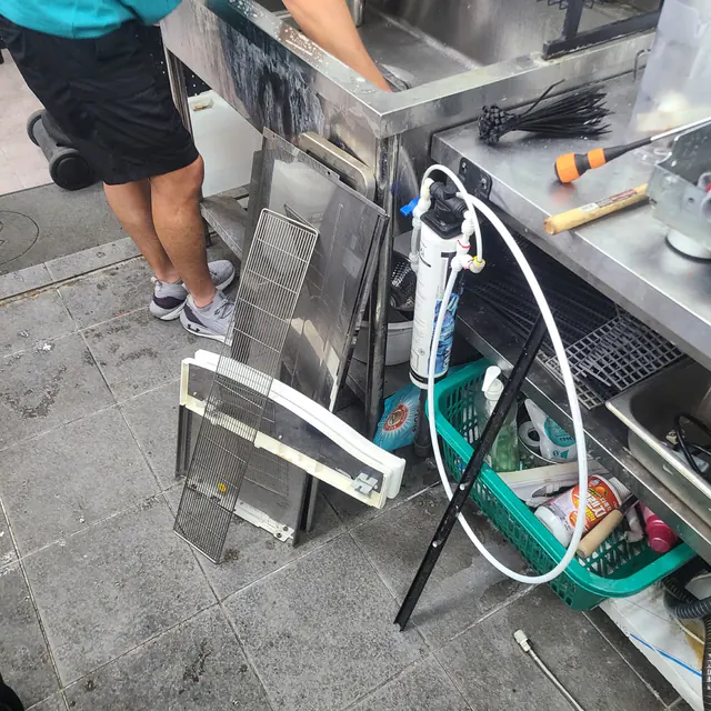 커피머신 세척과 배수 작업 중인 현장 사진